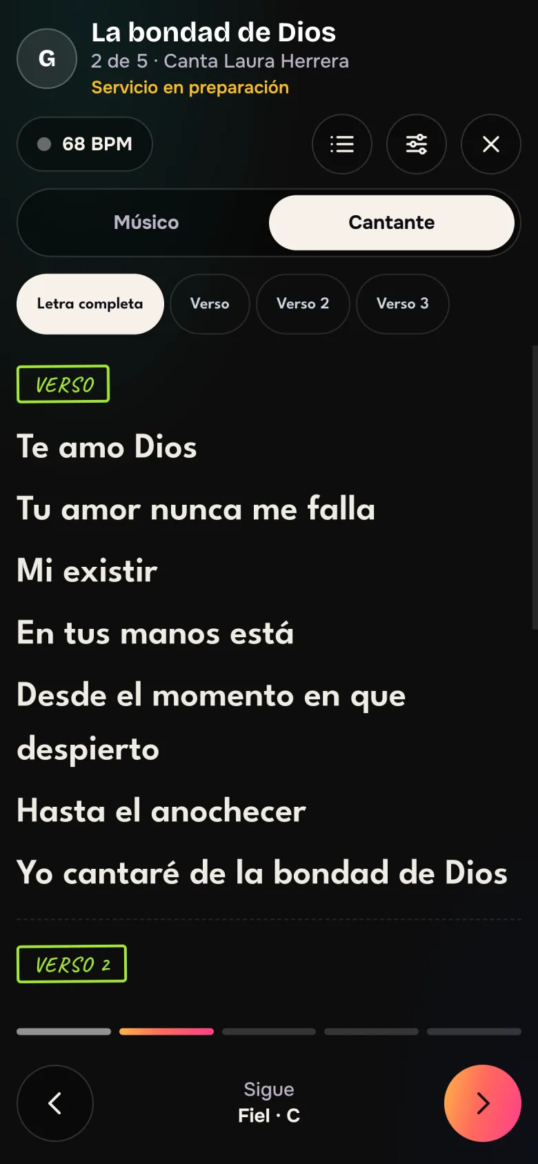 On Stage en el celular de una cantante, con la letra en grande y la canción que sigue